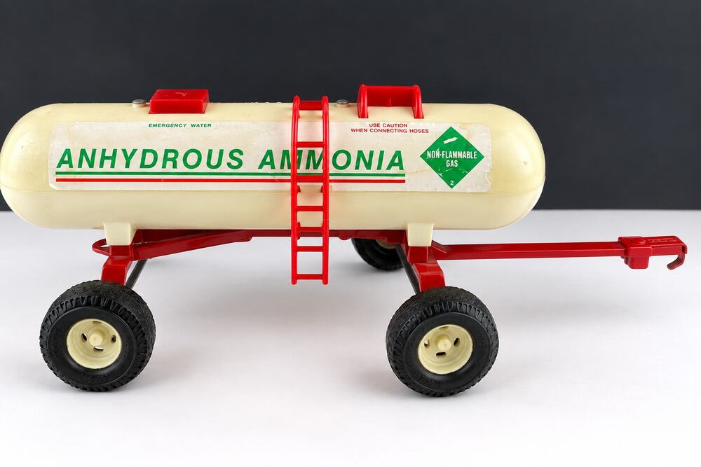 Vintage ERTL 1/16 Anhydrous Ammonia Tank Wagon Farm Toy USA 526-9311